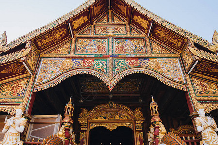 泰国清迈美丽的古建筑和雕像图片