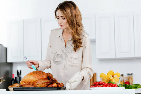 在厨房煮感恩节火鸡的美丽图片