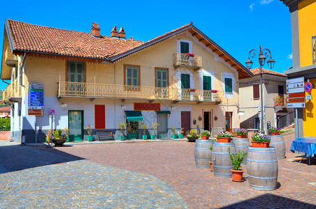 在意大利巴罗洛的多彩房屋中图片