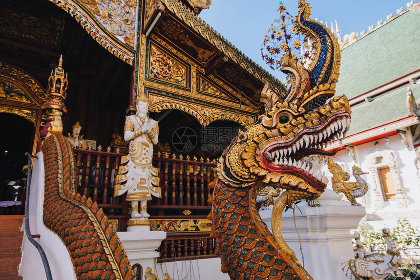 泰国清迈古寺庙即将进入泰国清迈的龙雕图片