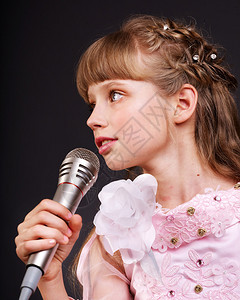 小女孩在麦克风里唱歌背景图片