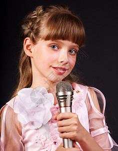 小女孩在麦克风里唱歌背景图片