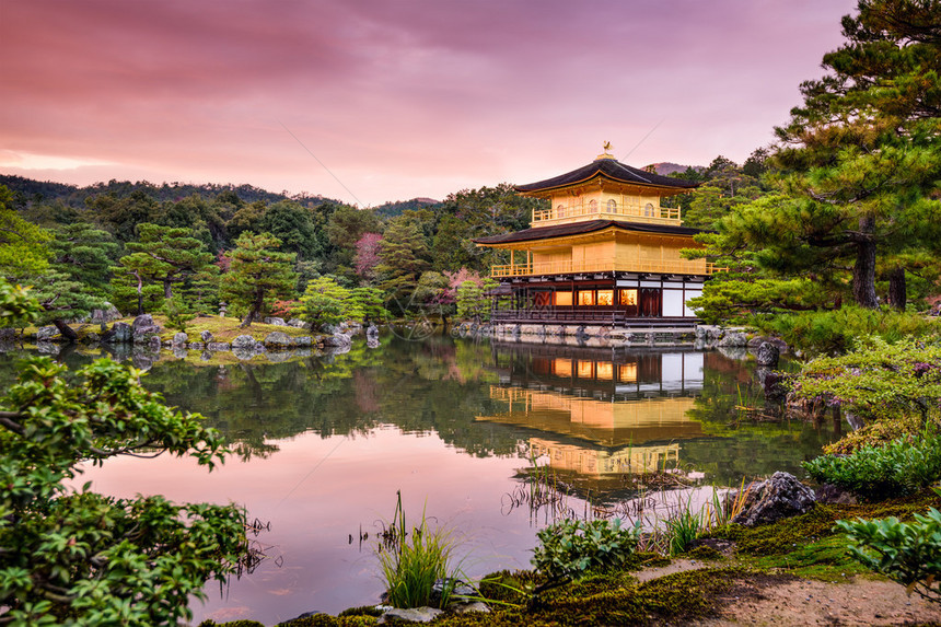 日本京都黄昏时分的金阁图片