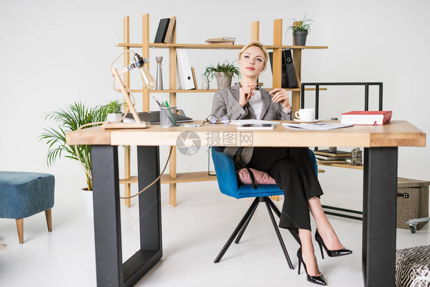 关注办公室工作场所的女实业图片