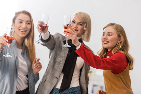 成功的女商人以香槟庆祝欢喜快乐的成图片