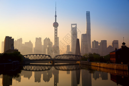 日出时的上海天际线与历史悠久的外白渡桥图片