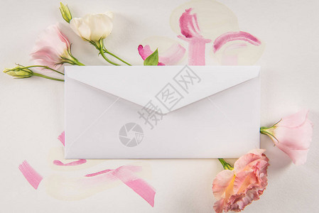 白色信封美丽的粉红色花朵和图片