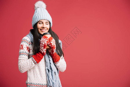穿着冬帽围巾和手套的快乐妇女拿着咖啡去图片