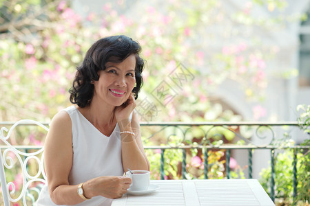 优雅成熟女人喝茶的肖像图片