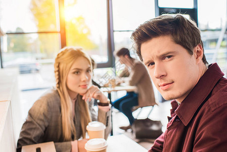 男人在咖啡厅里和女孩坐在一起背景图片