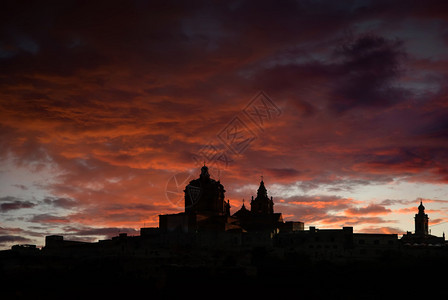 中世纪的马耳他城市日落图片