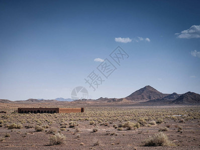 伊朗南部亚兹德附近的干沙漠景观与商队旅馆遗址图片
