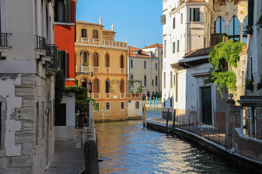 意大利威尼斯历史中心著名水街图片