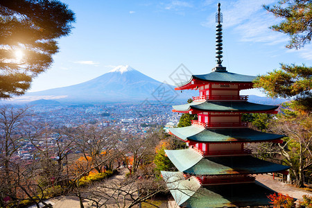 富士山与秋天的红塔日本富士吉田图片