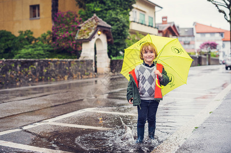 可爱的小男孩雨图片