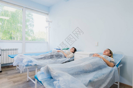 女病人睡在医院病房的病床上图片
