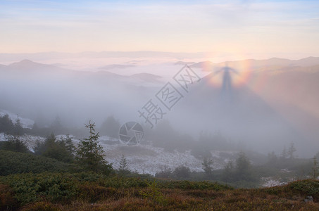 秋天的风景雾中的山鬼自然之美格洛丽亚现象喀尔巴阡山脉背景图片
