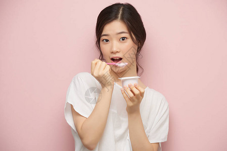 韩国年轻女子吃美图片