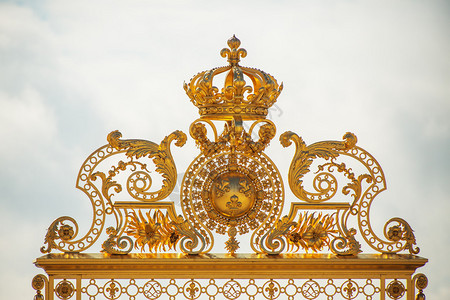 法国巴黎凡尔赛宫入口处金拱背景图片