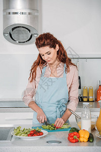 女人在厨房切菜做沙拉图片