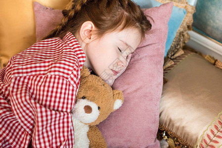 可爱的小孩和泰迪熊睡觉图片