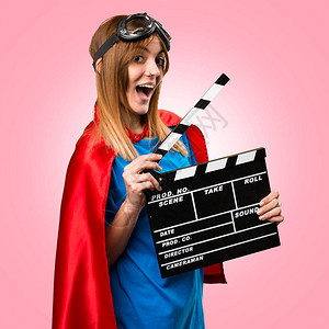 电影英雄素材漂亮的超级英雄女孩拿着一个锁板在丰富多彩背景