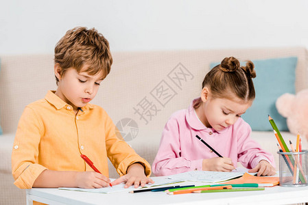美丽的小孩子一起写作和学图片