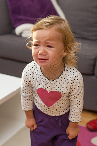 室内伤心不开心哭泣的小女孩图片