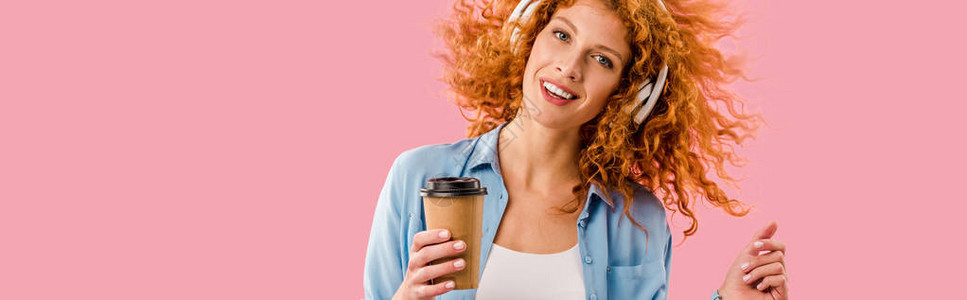 有咖啡去跳舞听耳机音乐的红发头发女人在图片