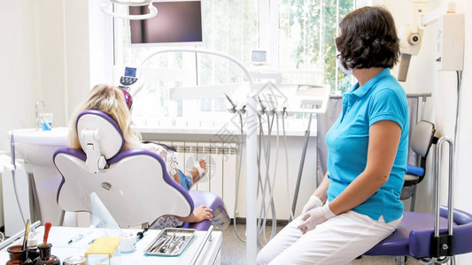 牙科诊所用紫外灯和光聚合图片