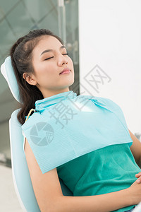 静睡病人在口腔病理椅图片