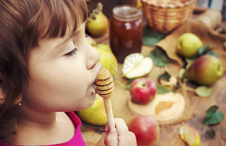 孩子吃蜂蜜和苹果图片