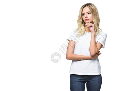 穿着白衬衫和牛仔裤的迷人沉思女孩望着远方背景图片