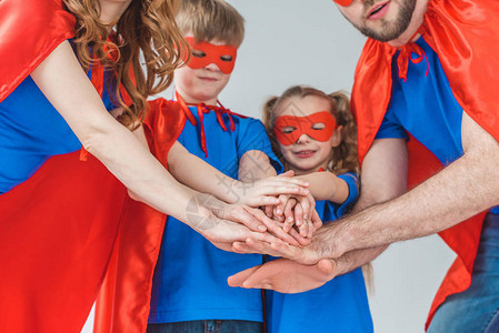 超级家族在衣服中拍到的特大家庭的一张照片双手叠在一起在图片