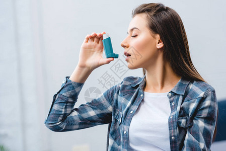 在家患有哮喘病时使用吸入图片
