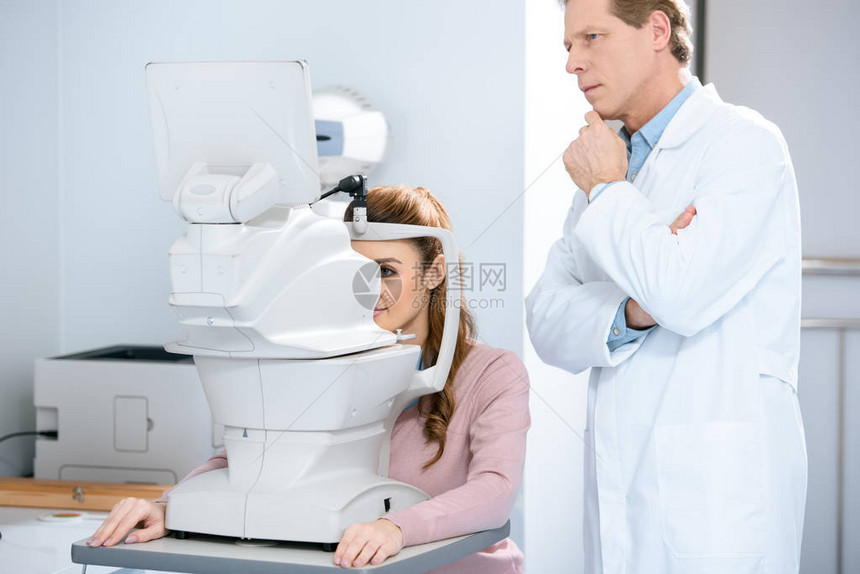 眼科医生在诊所检图片