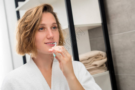 穿着浴袍在家里刷牙的有吸引图片