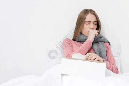 生病的女孩感冒咳嗽和躺在图片