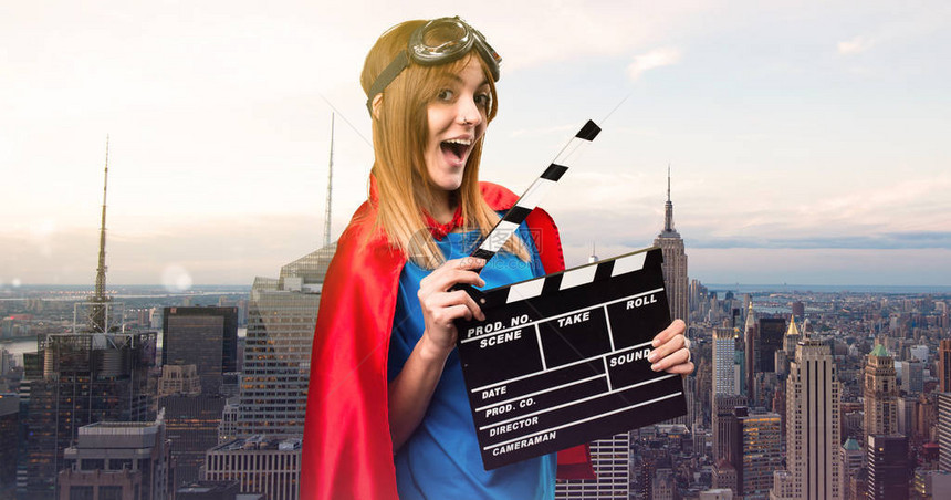 漂亮的超级英雄女孩在摩天大楼城市图片