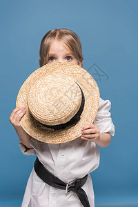 惊吓的可爱小女孩用稻草船在图片