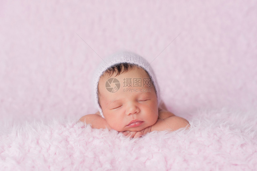 九天大的睡梦中新生女婴的肖像图片