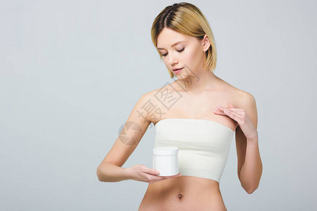整形手术后用绷带包扎乳房的美女拿着装有药物的塑料容器图片