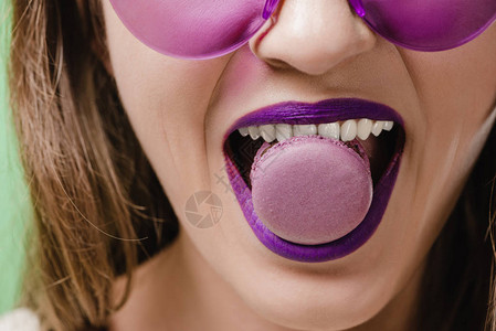紫色嘴唇咬面纱的女图片