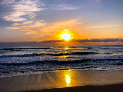 清晨从海洋中升起的橙色大太阳图片