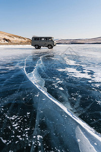 冬季在俄罗斯西伯利亚的冰冻湖Baikal旅行图片