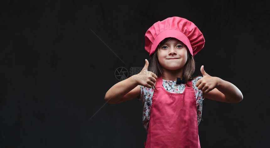 穿着粉红厨师装的可爱小女孩图片