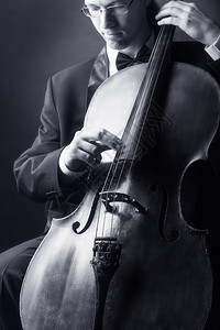 演奏大提琴的音乐家黑白照片图片