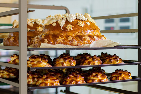 装饰的面包和小圆面包架子上的糕点在面包店烹制的食物婚图片