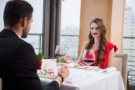 爱情侣在圣情人节在餐厅浪漫约图片