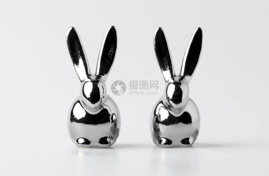 两个白色的复活节兔子雕像图片
